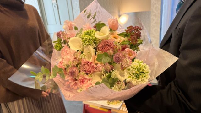 今日はレストランいしだで、ご成婚のお祝いランチ会でした🥂

プロポーズも兼ねた特別な一日。

おふたりの表情が本当に晴れやかで、こちらまで幸せな気持ちに。

レストランいしだは、気取らないカジュアルフレンチ。

お祝いの席でもリラックスして過ごせるので、いつも安心して利用させていただいています。

人生はここからがスタート。

今日の笑顔が続いていきますように。

末永くお幸せに😊❤️

#成婚報告
#プロポーズの日
#大人の結婚
#ご縁に感謝
#結婚相談所の日常
#幸せの瞬間
#前橋結婚相談所
#高崎結婚相談所